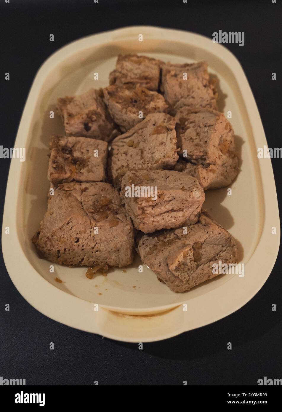 una porzione di tofu che è stata lavorata e può essere mangiata direttamente o fritta. il tofu è un alimento sano e ha un alto contenuto proteico Foto Stock