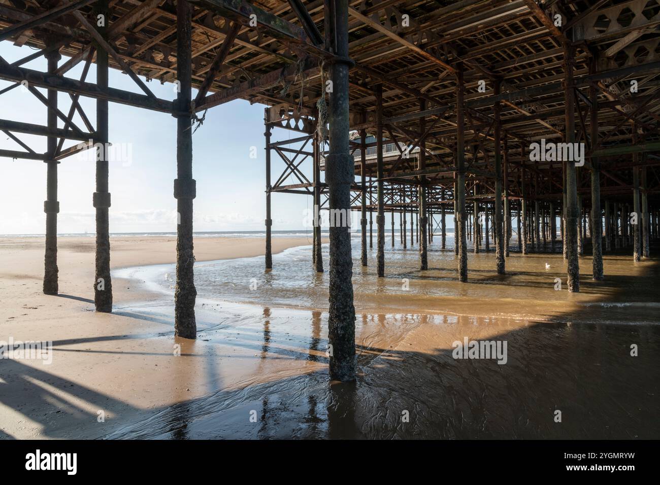 La struttura metallica del South Pier a Blackpool, sulla costa del Lancashire, Inghilterra. Foto Stock