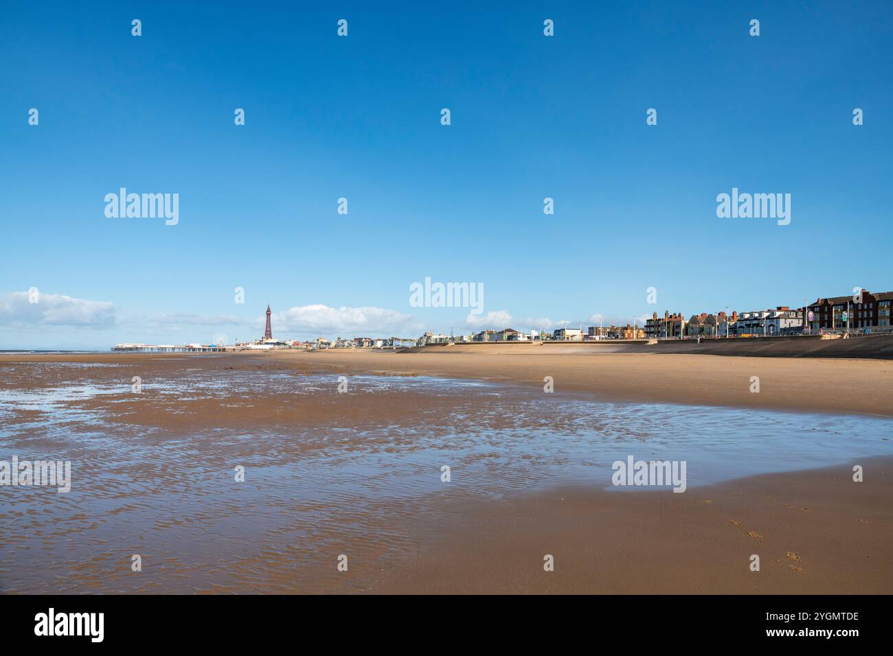 Una giornata limpida e soleggiata nella località balneare di Blackpool sulla costa del Lancashire, Inghilterra nordoccidentale. Foto Stock