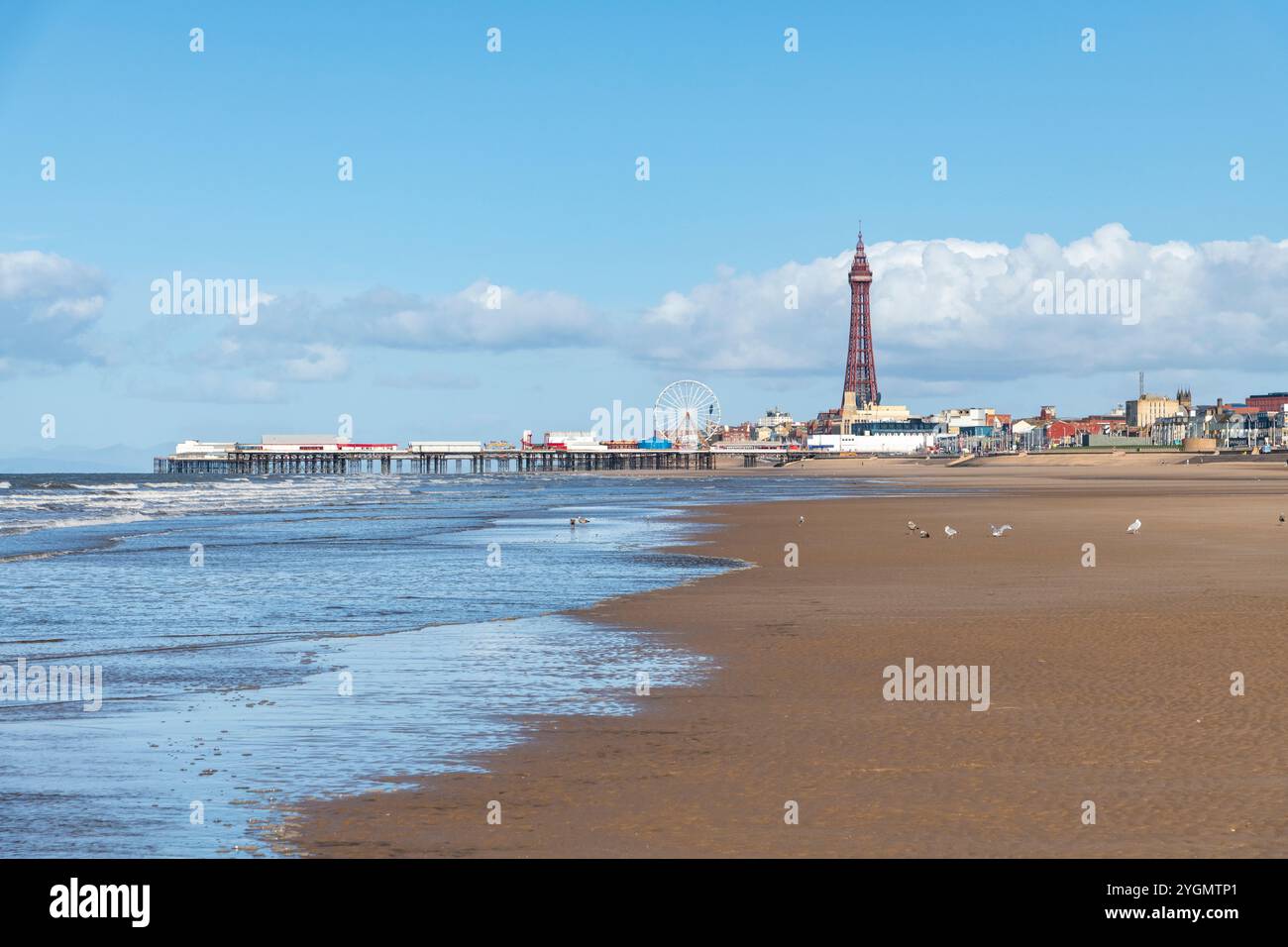Una giornata limpida e soleggiata nella località balneare di Blackpool sulla costa del Lancashire, Inghilterra nordoccidentale. Foto Stock
