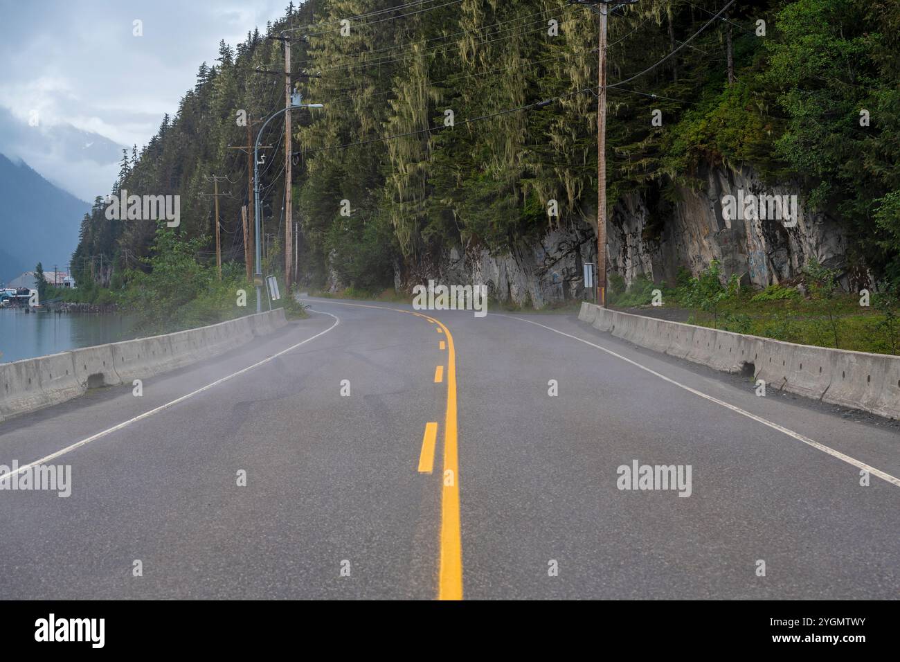 Paesaggio della Cassiar Highway con nebbia tra Stewart, Canada e Hyder, Alaska, USA. 300 metri prima del confine canadese-americano. Foto Stock