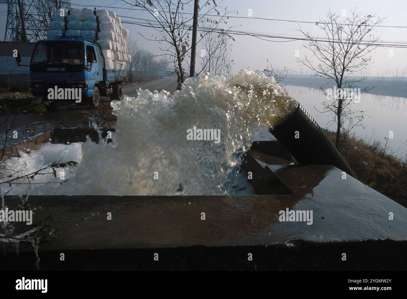 L'acqua utilizzata per l'irrigazione viene pompata da un fiume inquinato vicino a Boxing County, Shandong, Cina. Foto Stock
