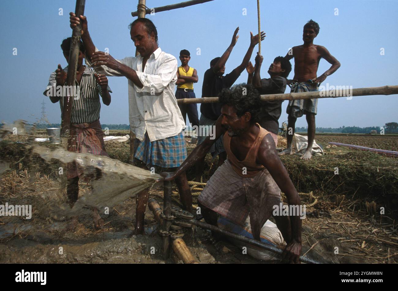 Gli abitanti del villaggio di Gambhirgachi, nel Bengala Occidentale, in India, stanno scavando un nuovo pozzo per l'irrigazione dell'acqua. Il pozzo è profondo 150 piedi. Foto Stock