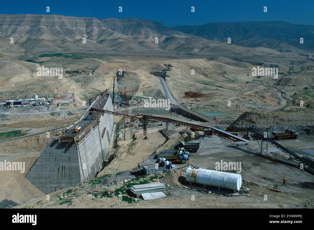 Costruzione di una diga di irrigazione alta 64 metri a Wadi Mujib, Giordania. Foto Stock