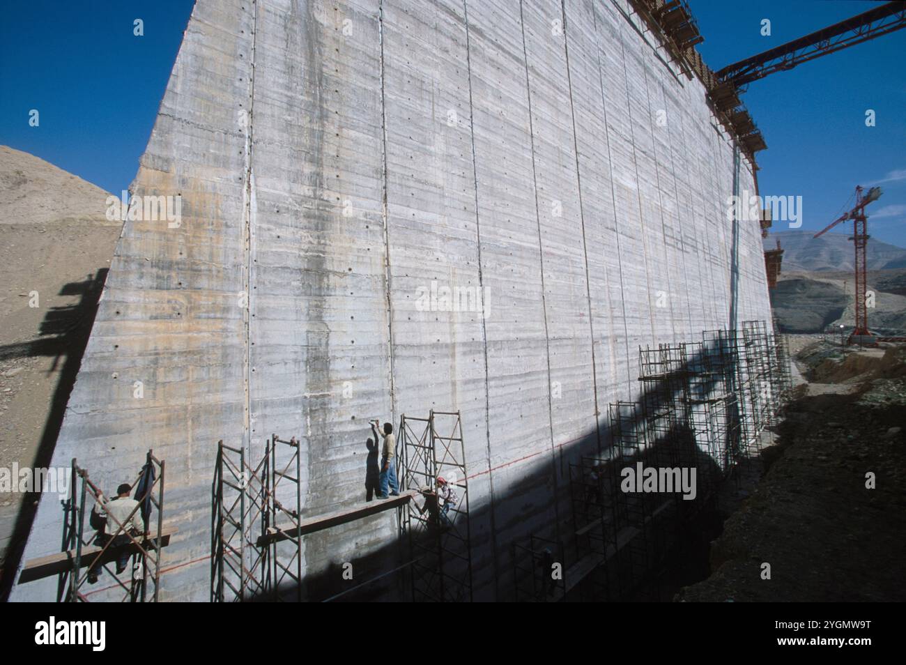 Costruzione di una diga di irrigazione alta 64 metri a Wadi Mujib, Giordania. Foto Stock