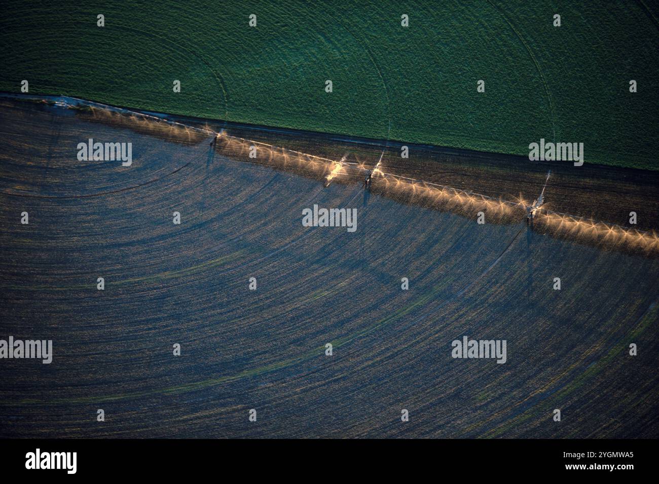 Antenna di irrigazione centrale vicino al lago Tule sul confine tra Oregon e California. L'acqua viene pompata dalle acque sotterranee per far crescere l'erba medica. Foto Stock