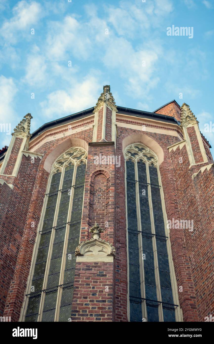 La Chiesa di San Stanislao, Santa Dorothy e San Venceslao a Wrocław, Polonia, mostra una splendida architettura gotica e un intricato detai storico Foto Stock