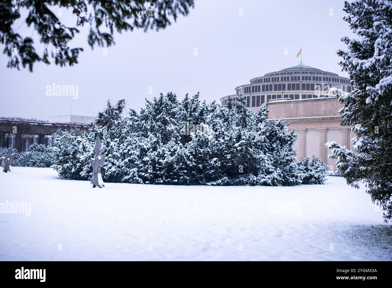 Il centenario di gala sulla neve di Wrocław ospita una splendida festa invernale, dove gli ospiti possono godersi l'atmosfera festosa sullo sfondo di Be Foto Stock