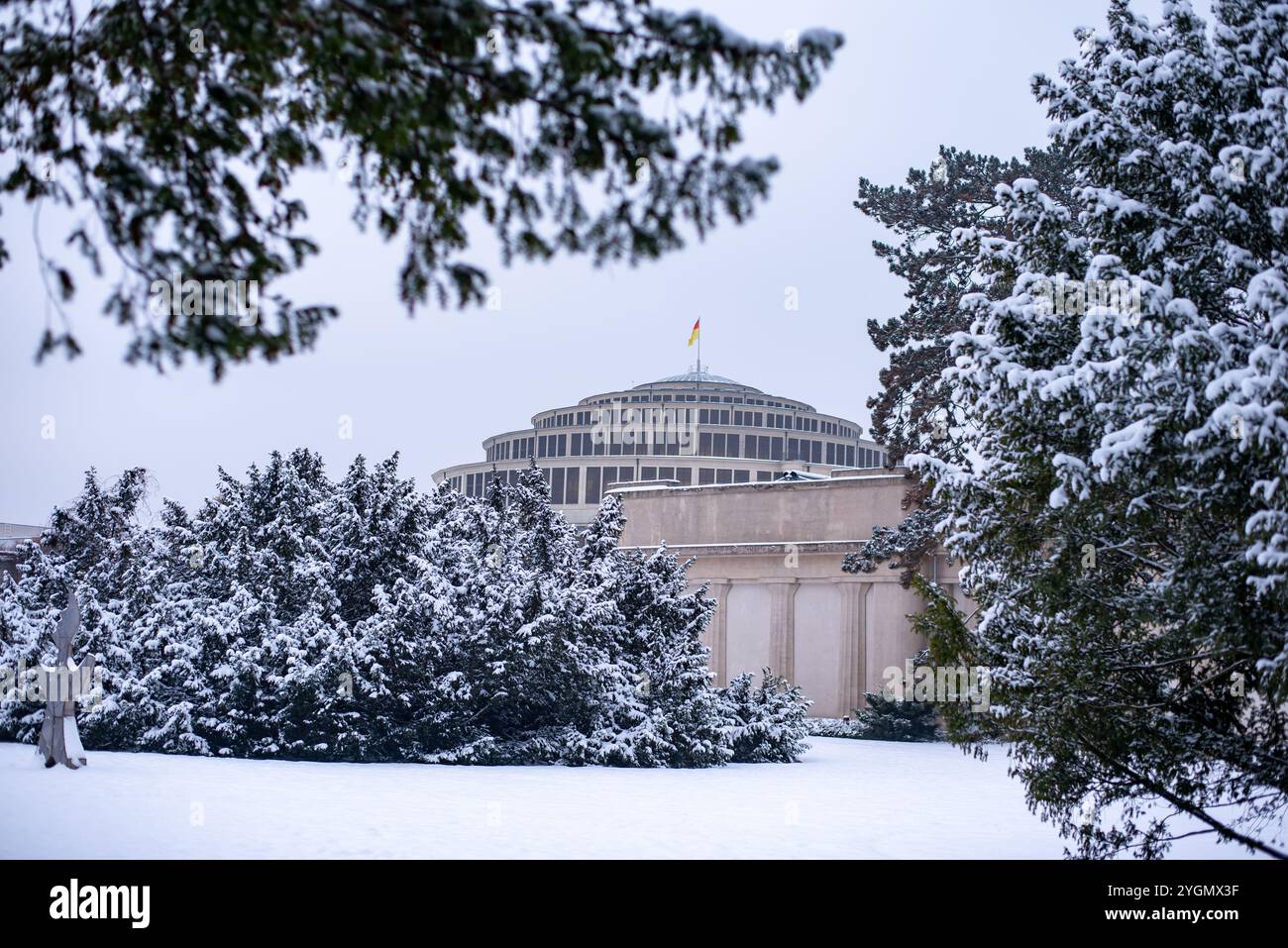Il centenario di gala sulla neve di Wrocław ospita una splendida festa invernale, dove gli ospiti possono godersi l'atmosfera festosa sullo sfondo di Be Foto Stock