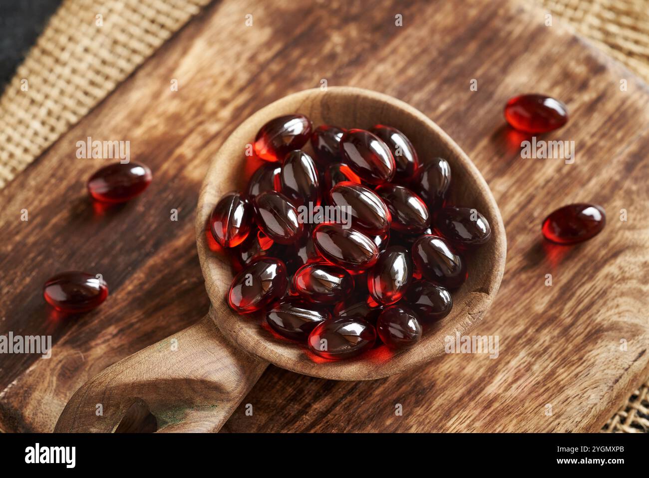 Capsule di gel di olio krill su un cucchiaio. Integratore nutrizionale ricco di acidi grassi omega-3. Foto Stock