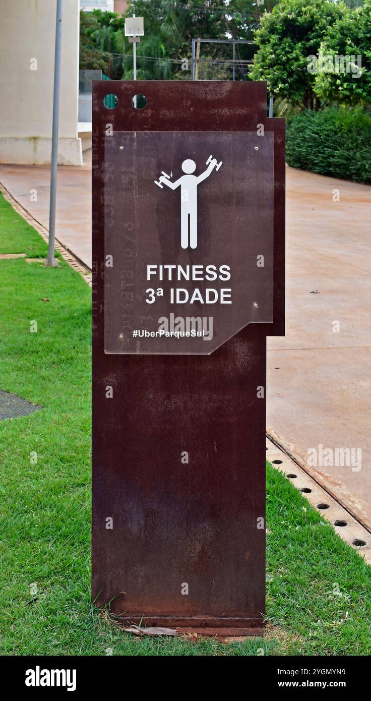 Totem in metallo nel parco pubblico che indica l'area di esercizio per anziani Foto Stock