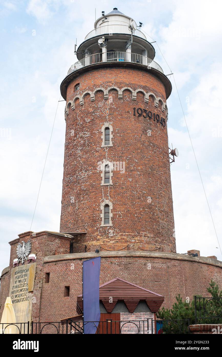 Il faro di Kołobrzeg, in Polonia, è uno storico faro costiero affacciato sul Mar Baltico, che offre viste mozzafiato e uno sguardo sulla regione Foto Stock