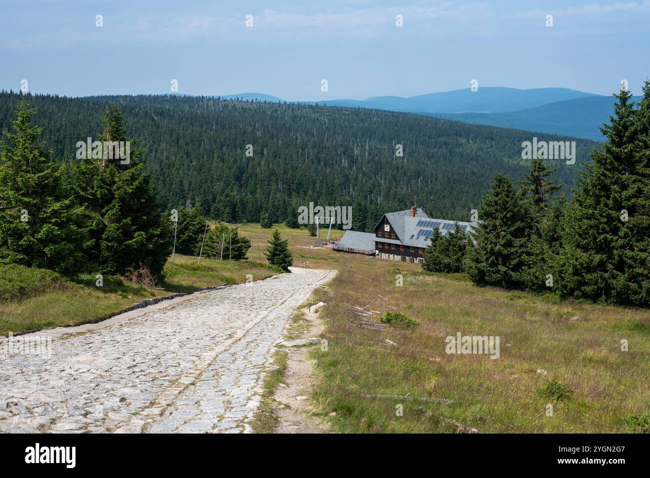 Il rifugio in cima alla vetta Szrenica nel Karkonosze offre un rifugio accogliente con splendide viste alpine Foto Stock