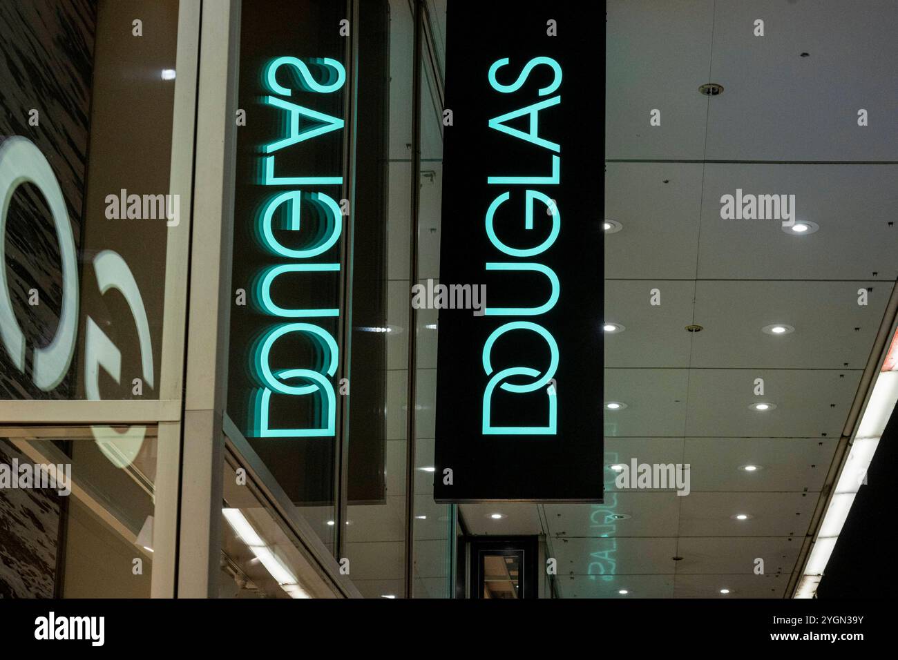 Douglas-Schriftzug bei Nacht 07.11.24, Francoforte: Symbolfoto, Illustrationsbild, Symbolbild, Illustrationsfoto, Alltagsszene Douglas-Schriftzug bei Nacht Ein leuchtendes Douglas-Logo erhellt die Fassade eines Geschäfts in einer nächtlichen Stadtumgebung. Die Neonbeleuchtung spiegelt sich im Glas Wider und schafft eine moderne, urban Atmosphäre. DAS Bild zeigt die markante Markenpräsenz und zieht die Blicke in der Dunkelheit auf sich. Francoforte Assia Germania *** caratteri Douglas di notte 07 11 24, foto simbolo Francoforte, immagine illustrazione, immagine simbolo, foto illustrazione, le scene di tutti i giorni lo fanno Foto Stock