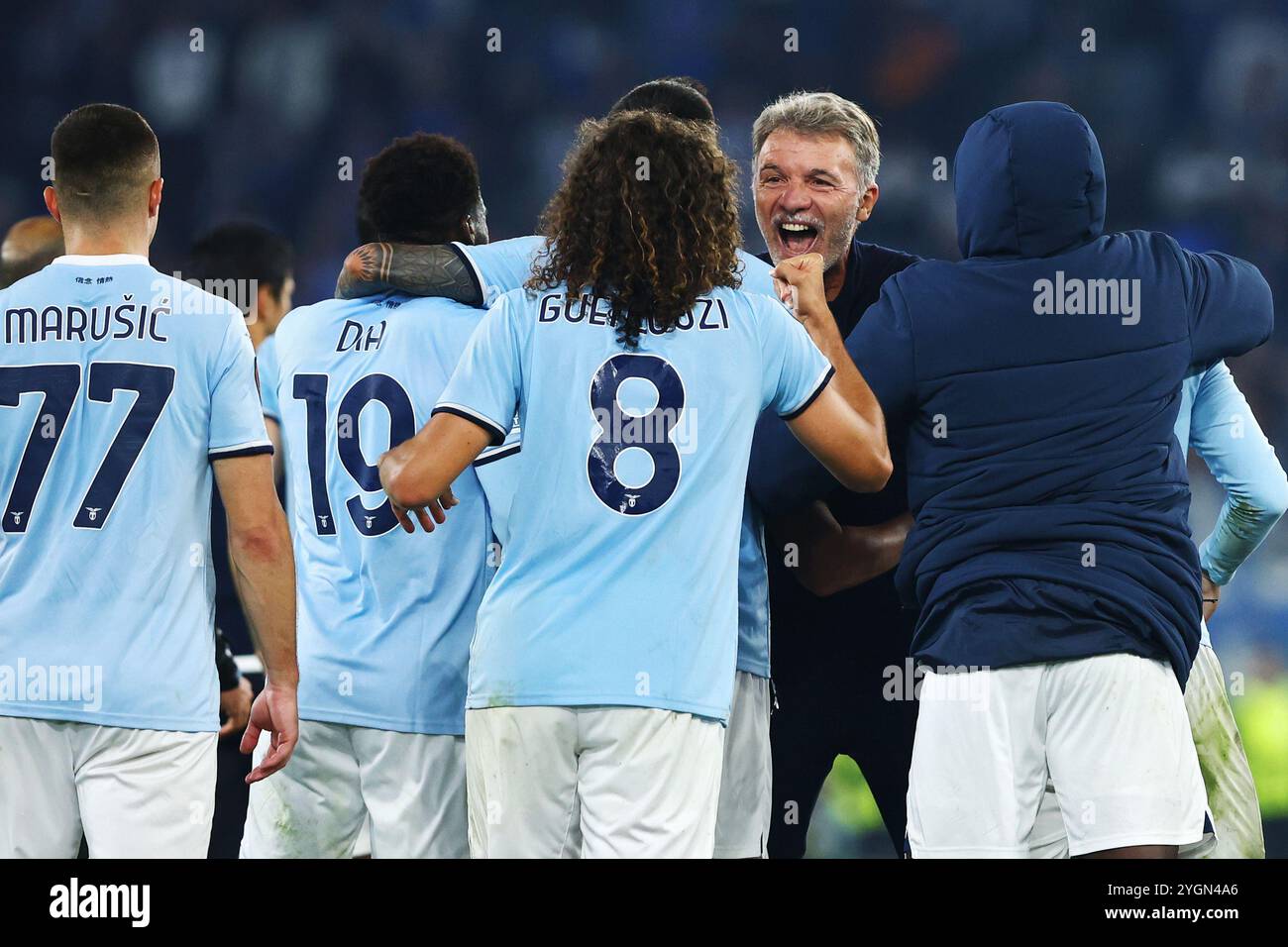 Roma, Italia. 7 novembre 2024. I giocatori della Lazio e il capo allenatore Marco Baroni celebrano la vittoria al termine della fase UEFA Europa League, League, Foto Stock