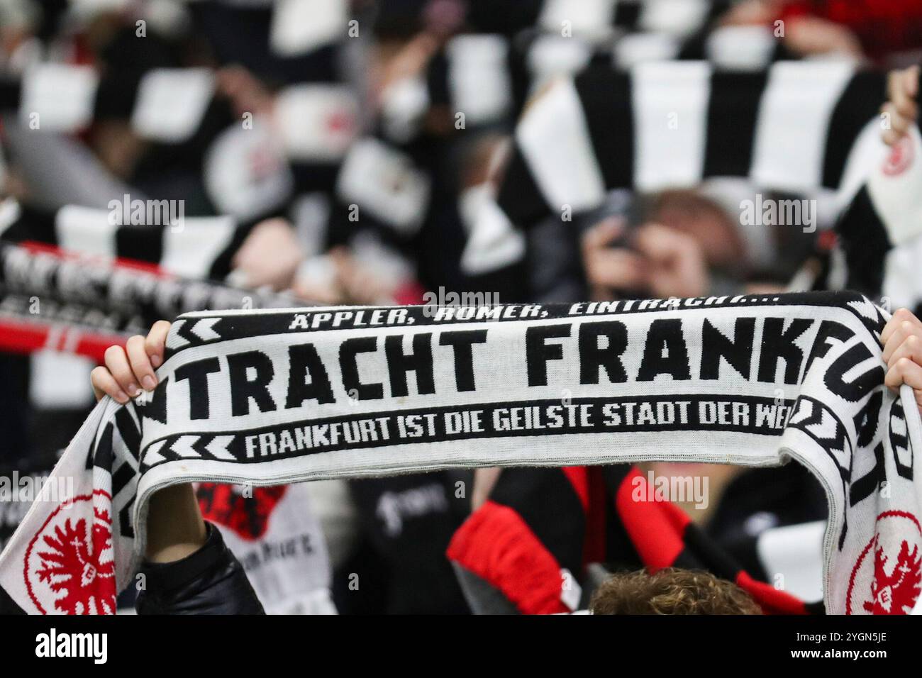 Francoforte, Germania. 7 novembre 2024. UEFA Europa League - Eintracht Frankfurt - SK Slavia Prag am 07.11.2024 im Deutsche Bank Park di Francoforte Eintracht Frankfurt fan Schal - Feature, Symbol, Symbolfoto, charakteristisch, dettaglio foto: Osnapix credito: dpa/Alamy Live News Foto Stock