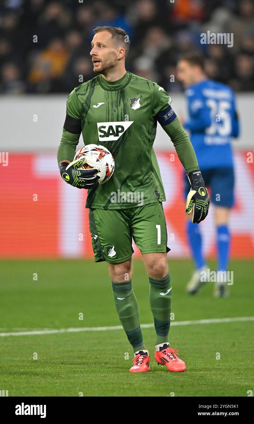 Sinsheim, Germania. 7 novembre 2024. Torwart Oliver Baumann TSG 1899 Hoffenheim (01) mit Ball TSG 1899 Hoffenheim vs Olympique Lyonnais Lyon 07.11.2024 DFL REGOLAMENTI VIETANO QUALSIASI USO DI FOTOGRAFIE COME SEQUENZE DI IMMAGINI E/O QUASI-VIDEO/dpa/Alamy Live News Foto Stock