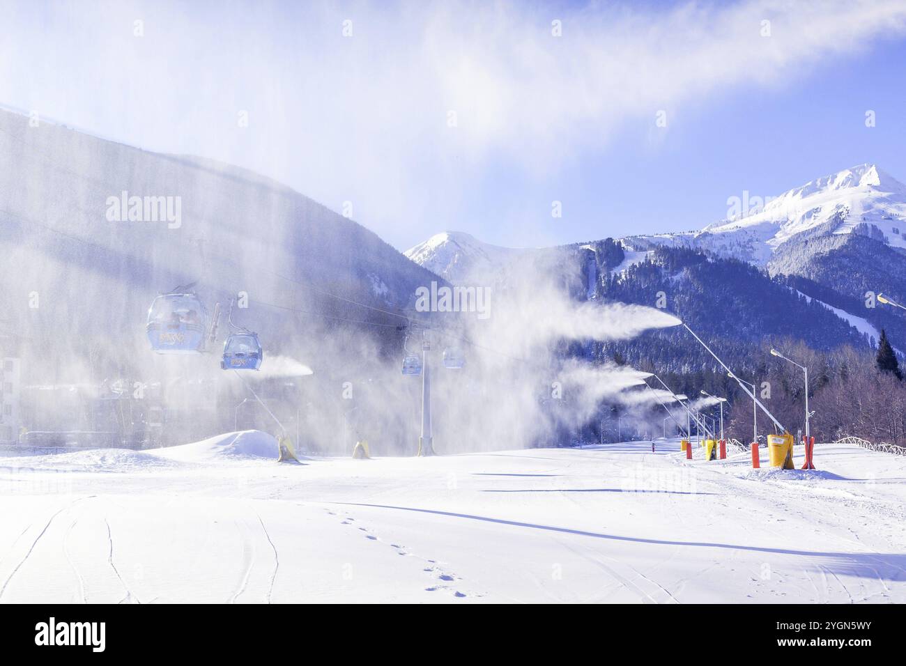 Bansko, Bulgaria, 28 gennaio 2021: Panorama della stazione sciistica invernale bulgara con cabine cabine di cabinovia, vista sulle cime dei monti Pirin e pista, Europa Foto Stock