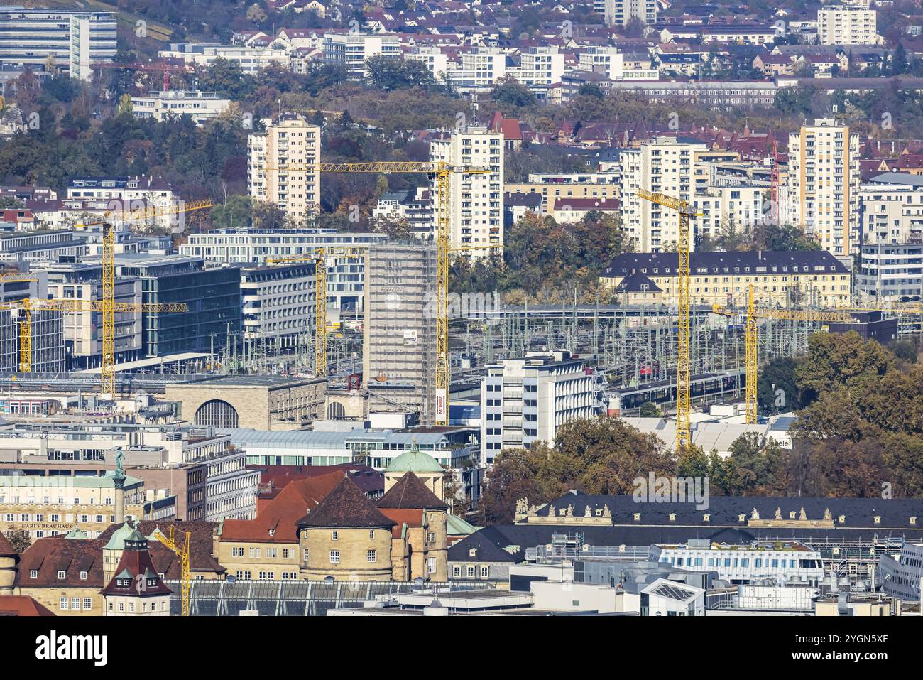 Stazione centrale con cantiere Stoccarda 21, centro città con chiesa collegiale, torre del municipio, vecchio castello e piazza del castello. Dietro il Foto Stock