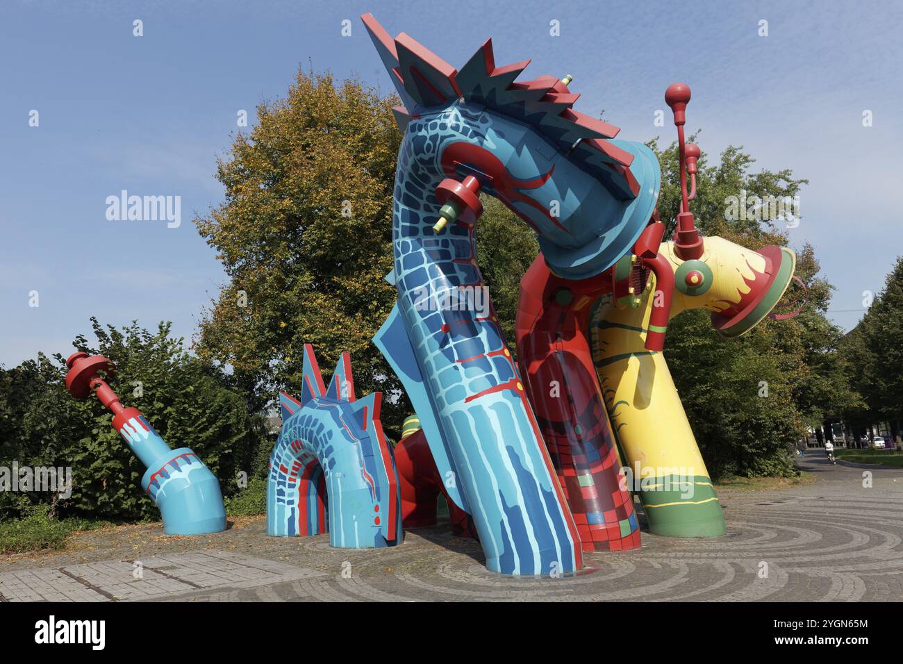 Scultura della famiglia Nessy dai colori vivaci, mostro marino, struttura di aerazione per il sistema di drenaggio urbano di Duesseldorf, Duesseldorf, Renania settentrionale-Wes Foto Stock