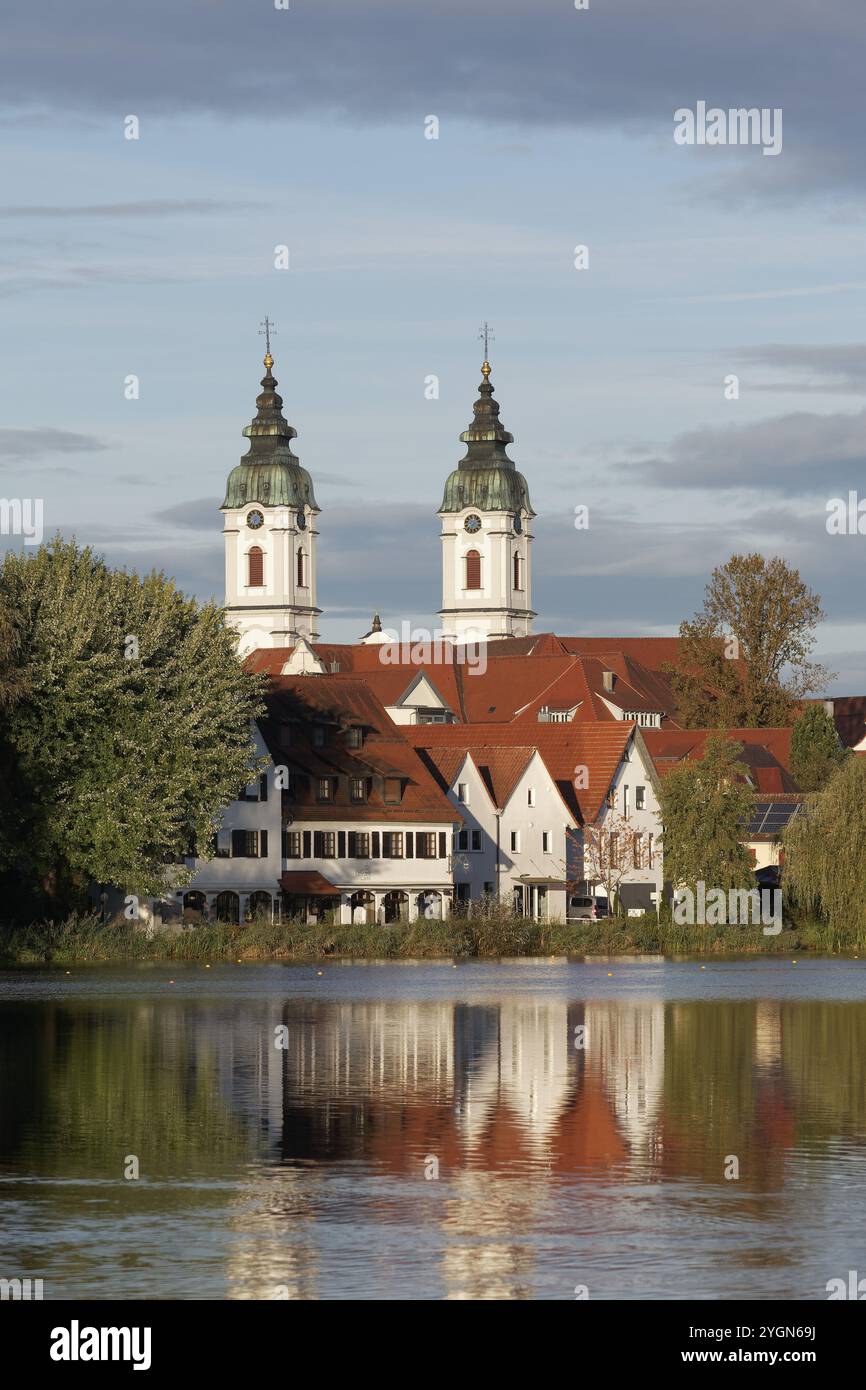 Chiesa di San Pietro, vista sul lago della città, luce mattutina, autunno, lago di Bad Forest, alta Svevia, Baden-Wuerttemberg, Germania, Europa Foto Stock