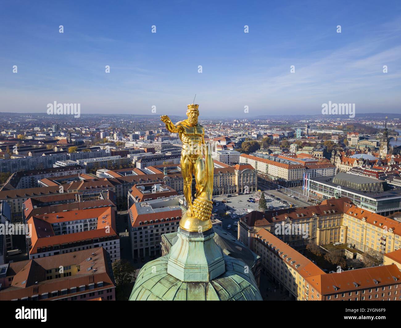 Nuovo Municipio con Torre del Municipio e uomo d'oro con Cornucopia di Richard Guhr, vista aerea, Dresda, Sassonia, Germania, Europa Foto Stock
