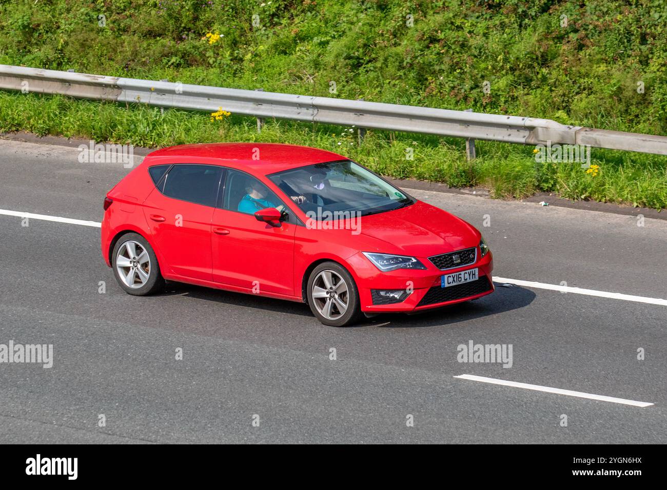 2016 Red Seat Leon FR Technology TDI 184 Start/Stop Car Hatchback Diesel 1968 cc che viaggia sull'autostrada M6 Regno Unito Foto Stock