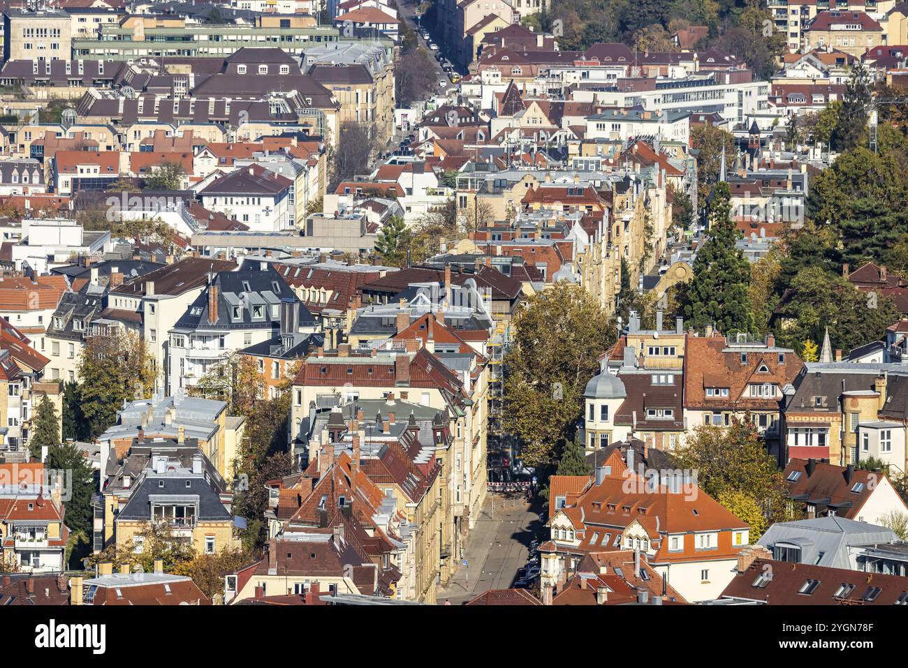 Tetti di edifici residenziali a più piani. Quartiere urbano con un fitto sviluppo, vecchi edifici nel quartiere meridionale. Stoccarda, Baden-Wuer Foto Stock