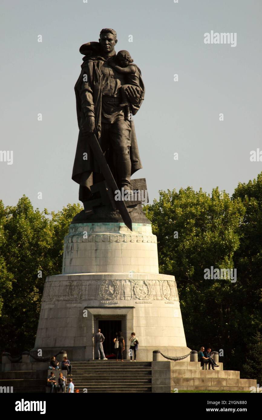 In der Gedenkstaette der Roten Armee a Berlino Treptow steht diese große Soldatenfigur aus Bronze. SIE symbolisiert den Sieg über den Faschismus, gesehen am Pressetag 16.9.2012 Ehrenmal Soldat Gedenkstaette Rote Armee Berlin Treptow *** nel memoriale dell'Armata Rossa a Berlino Treptow si erge questa grande figura soldato di bronzo che simboleggia la vittoria sul fascismo, visto il giorno di stampa 16 9 2012 Ehrenmal Soldat Gedenkstaette Rote Armee Berlin Trepreptow Foto Stock