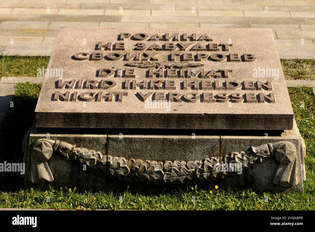 Der große Spruchstein zum Beginn des Ehrenfeldes in der Gedenkstätte der Roten Armee im Plänterwald Berlin Treptow, gesehen am Pressetag 16.9.2012 Spruchstein in Gedenkstätte der Roten Armee a Berlino Treptow *** il grande striscione all'inizio del campo d'Onore al Memoriale dell'Armata Rossa di Plänterwald Berlin Treptow, visto sul giorno di stampa 16 9 2012 al Memoriale dell'Armata Rossa di Berlino Treptow Foto Stock