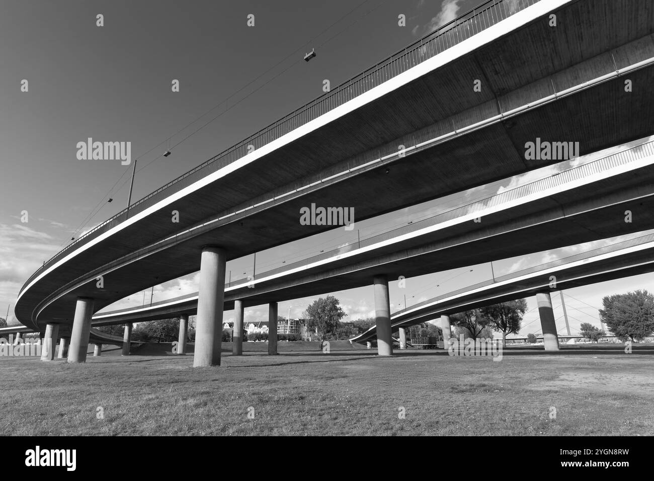 Ponti a rampa curva, avvicinamento al ponte Rheinknie, ponte strallato dal 1965, Duesseldorf, Renania settentrionale-Vestfalia, Germania, Europa Foto Stock