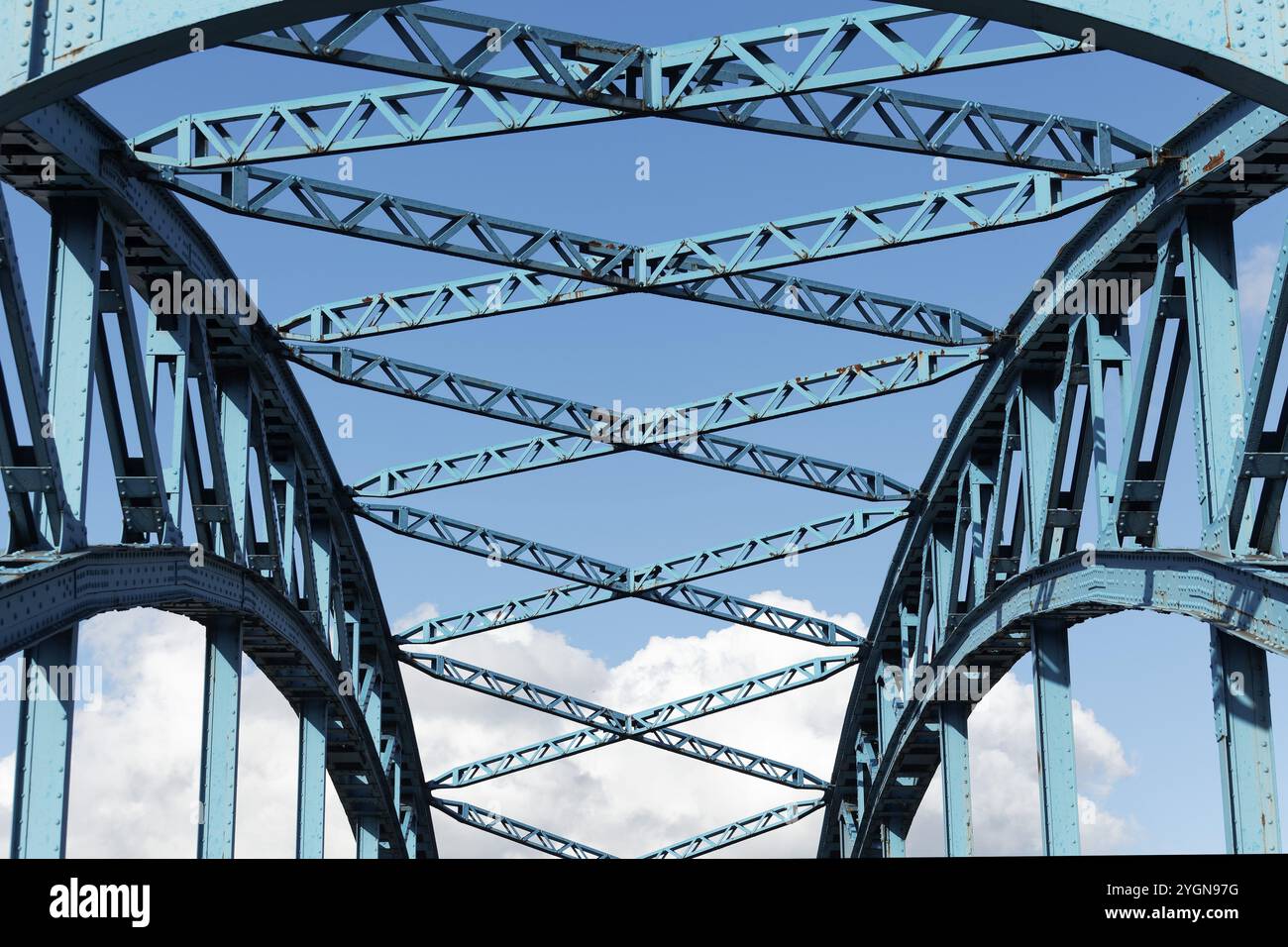 Ponte Bassin, ponte a capriata ad arco sull'ex porto ferroviario di Ruhrort, costruito nel 1907, Duisburg-Ruhrort, Renania settentrionale-Vestfalia, Germania, Europa Foto Stock