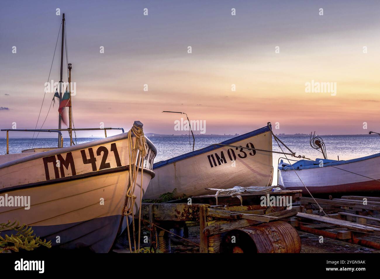 Pomorie, Bulgaria, 15 settembre 2020: Vista mare fronte mare con barche da pesca in città e località balneare sul Mar Nero, vista tramonto, Europa Foto Stock
