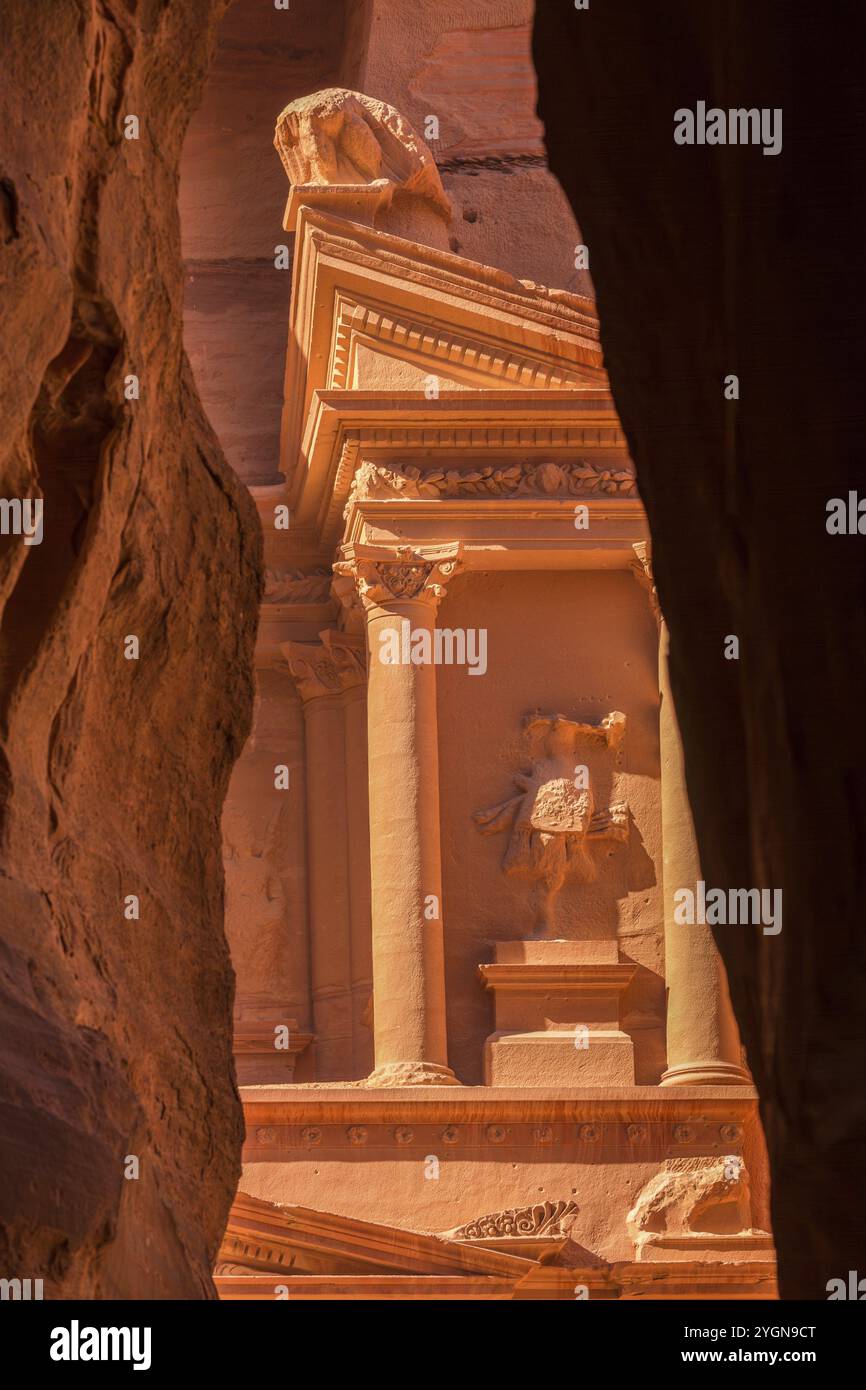 Petra, Jordan, vista delle mura di Siq e del Tesoro, al Khazneh, una delle nuove sette meraviglie del mondo Foto Stock