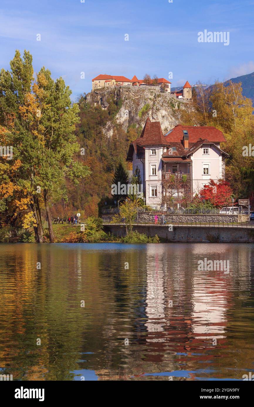 Bled, Slovenia, 31 ottobre 2018: Castello medievale sulla cima della roccia del lago di Bled in Slovenia, case e alberi colorati d'autunno sullo sfondo, Europa Foto Stock