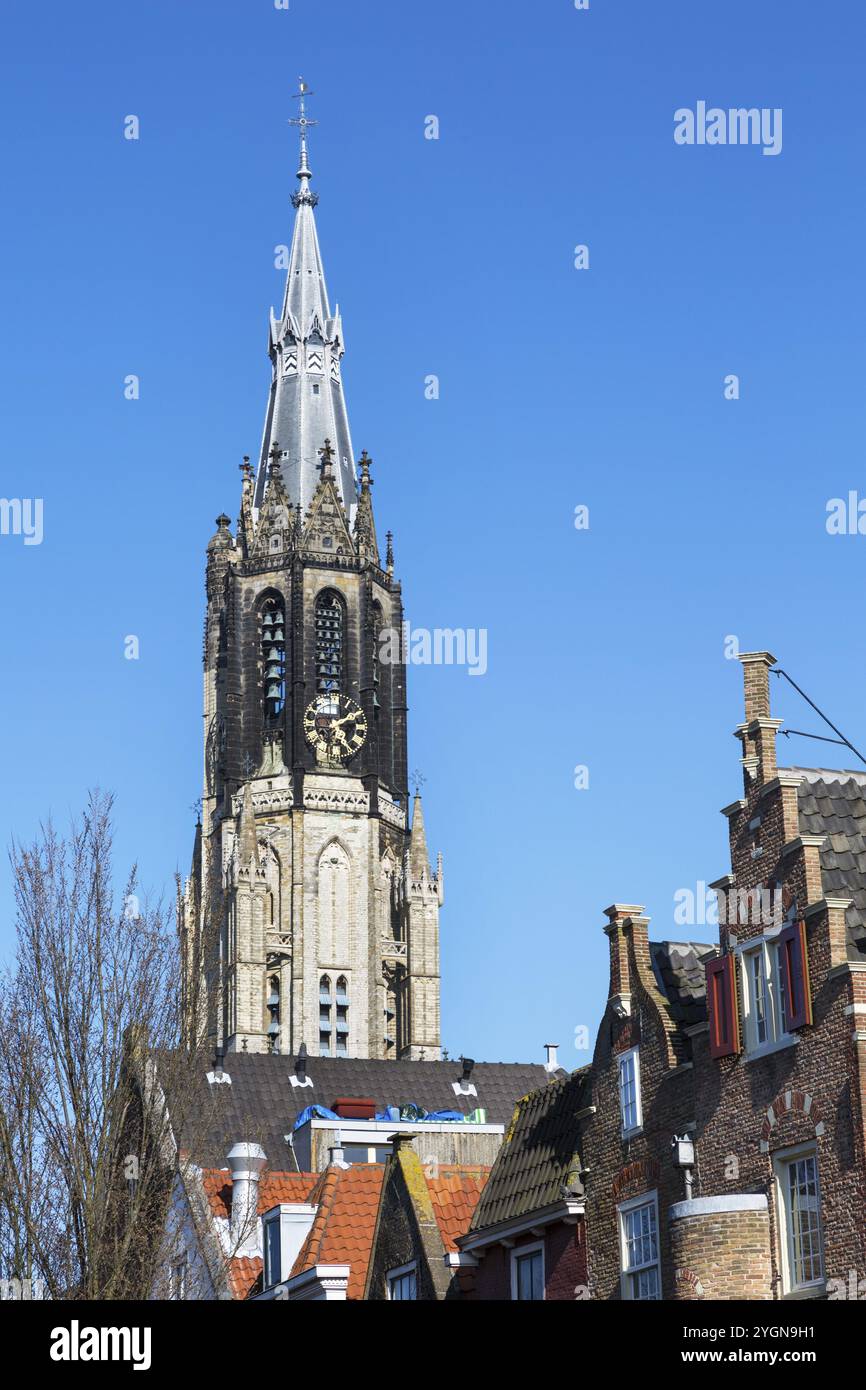 Vista colorata con tradizionali case olandesi, Nieuwe Kerk o la torre della Chiesa nuova nel centro della popolare destinazione olandese Foto Stock