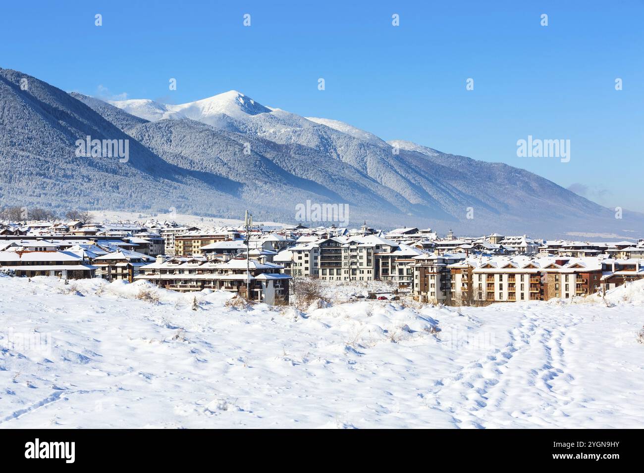 Chalet in legno, case e paesaggi di montagne innevate nella località sciistica bulgara di Bansko, Bulgaria, Europa Foto Stock