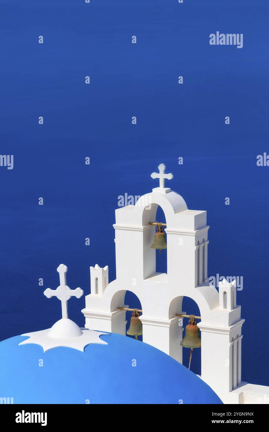 Santorini, vista panoramica della Grecia con la chiesa ortodossa greca bianca e il mare blu di Oia Foto Stock