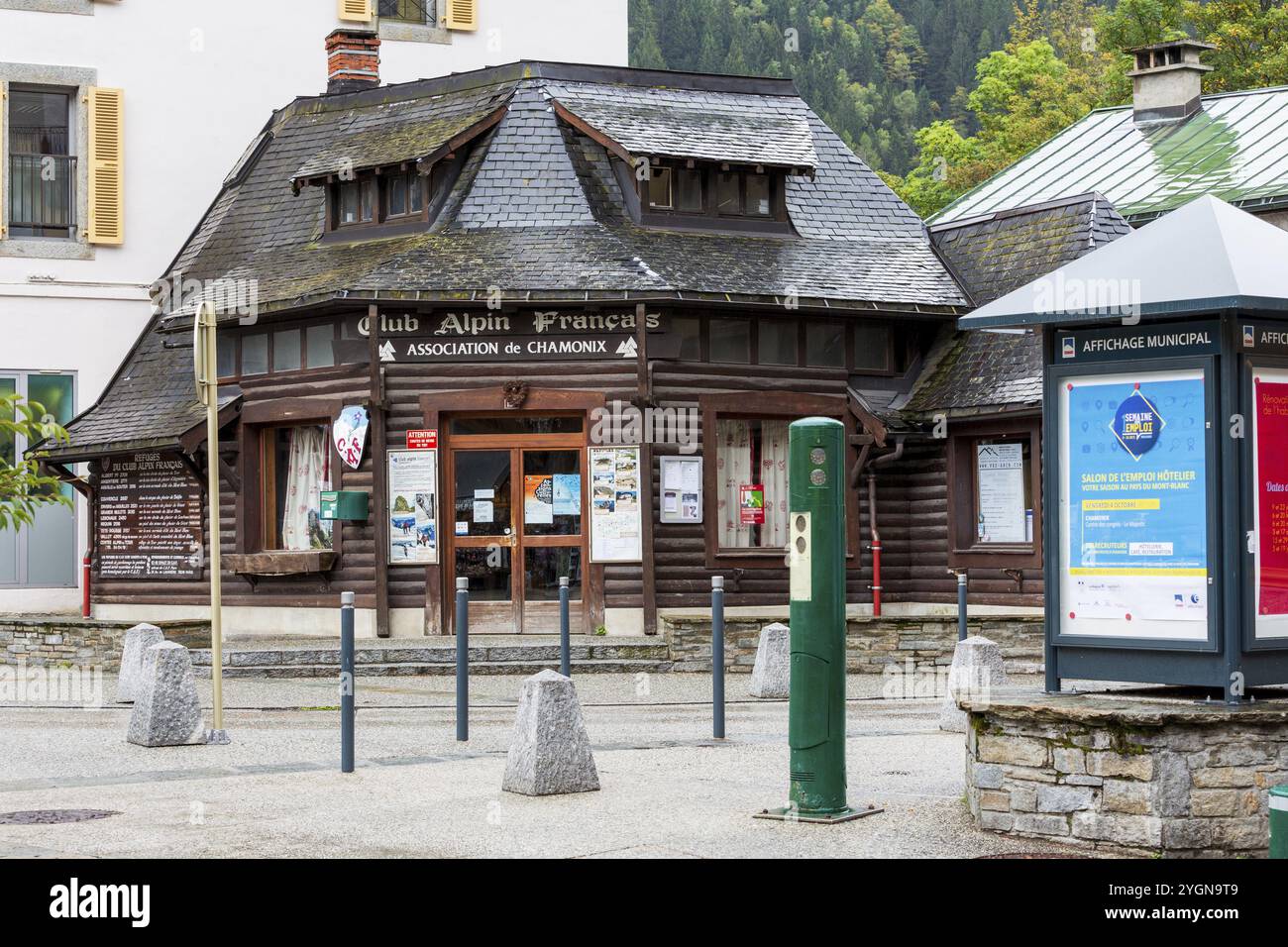 Chamonix Mont-Blanc, Francia, 4 ottobre 2019: Vista sulla strada nel centro della famosa località sciistica e del Club Alpino francese, Europa Foto Stock