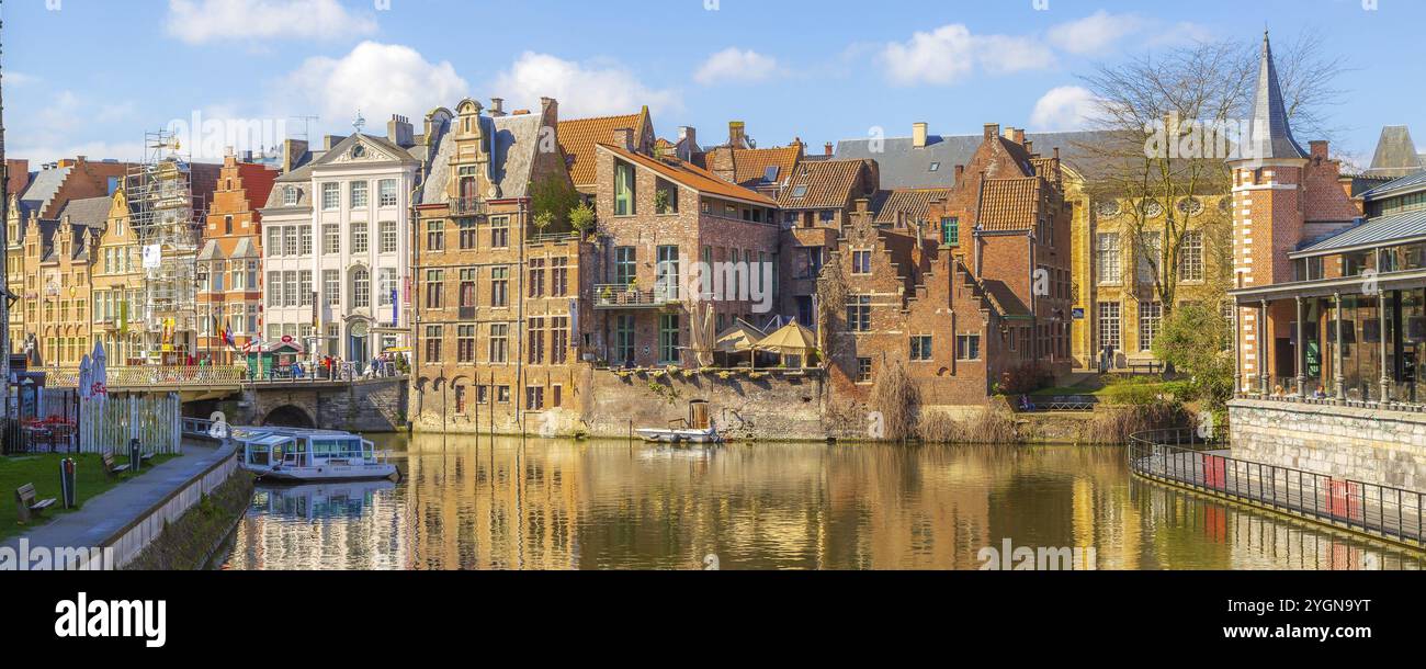 Gand, Belgio, 12 aprile 2016: Vista delle antiche case tradizionali colorate lungo il canale e delle barche nella popolare destinazione turistica Gent, Europa Foto Stock