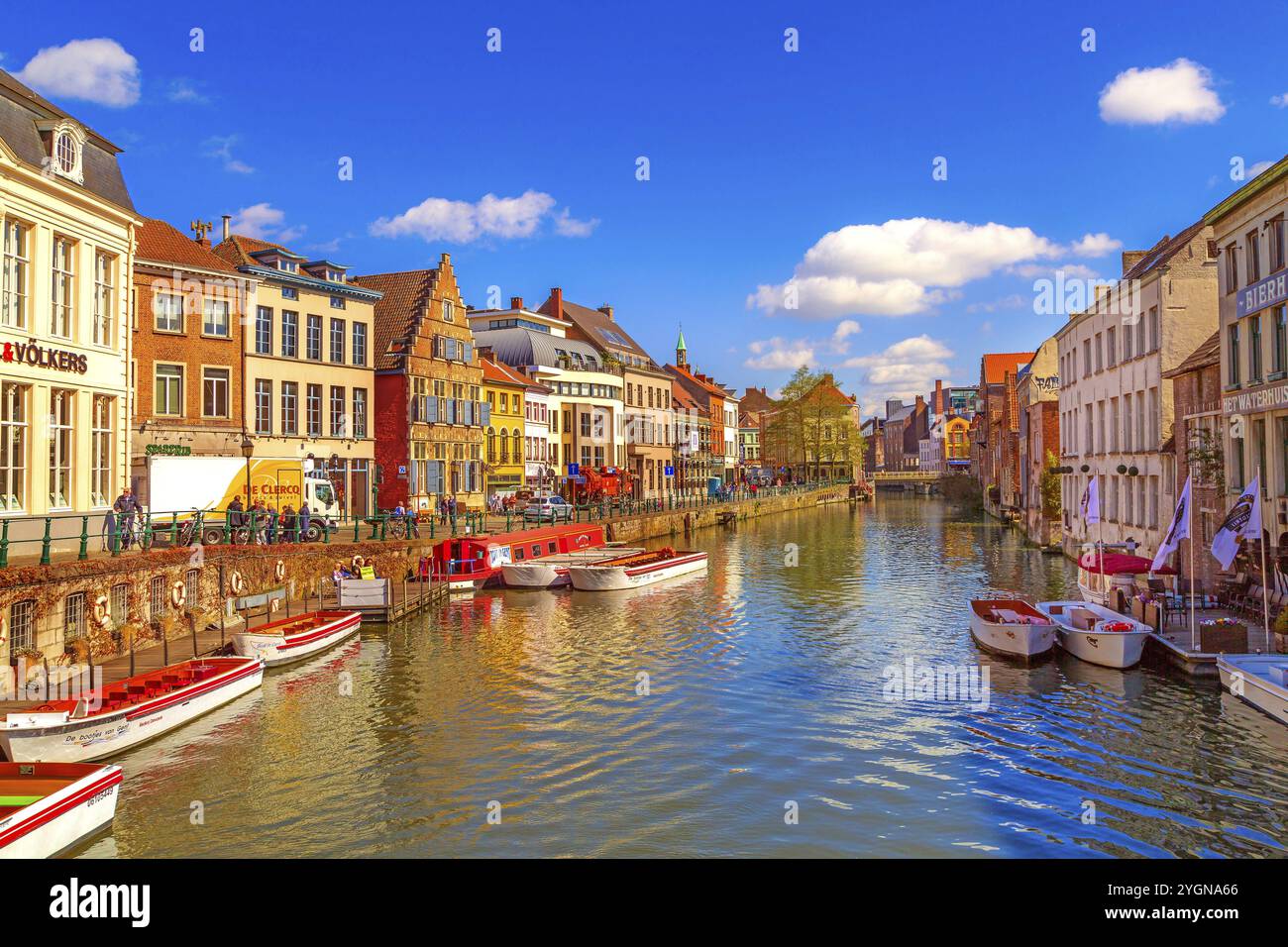Gand, Belgio, 12 aprile 2016: Vista delle antiche case tradizionali colorate lungo il canale e delle barche nella popolare destinazione turistica Gent, Europa Foto Stock