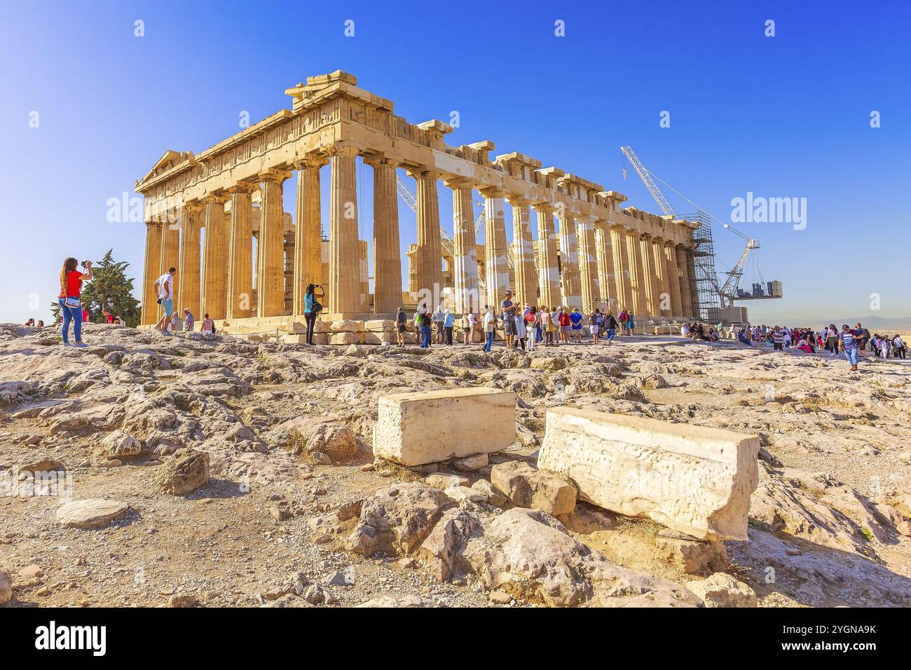 Atene, Grecia, 14 ottobre 2016: Turisti vicino al tempio del Partenone nell'Acropoli ad Atene, Grecia, Europa Foto Stock