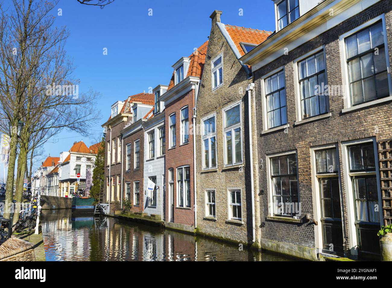 Vista colorata sulla strada con tradizionali case olandesi, canale nel centro della popolare destinazione olandese Foto Stock