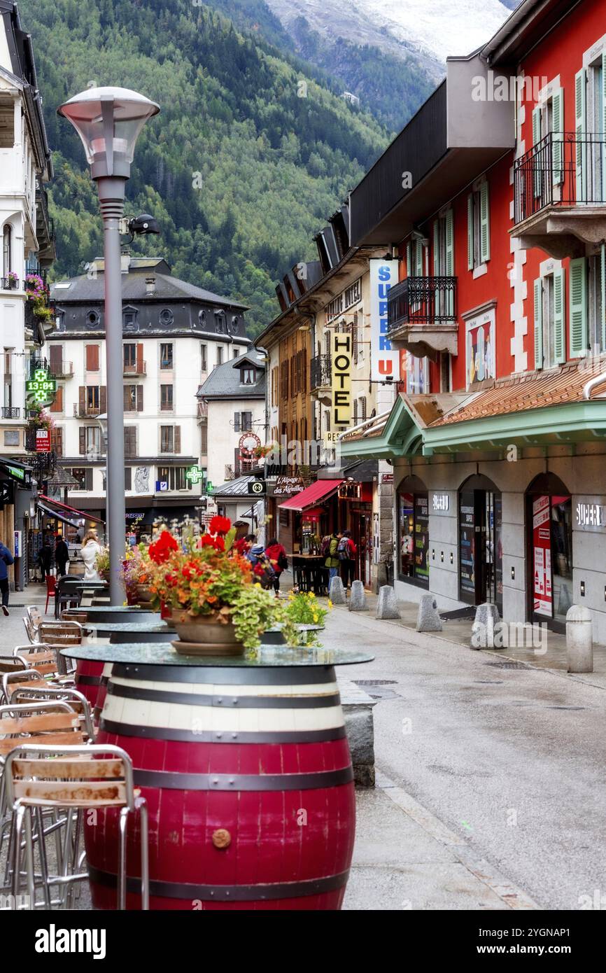 Chamonix Mont-Blanc, Francia, 4 ottobre 2019: Barili di vino bar, vista sulla strada nel centro della famosa località turistica e delle Alpi francesi, in Europa Foto Stock