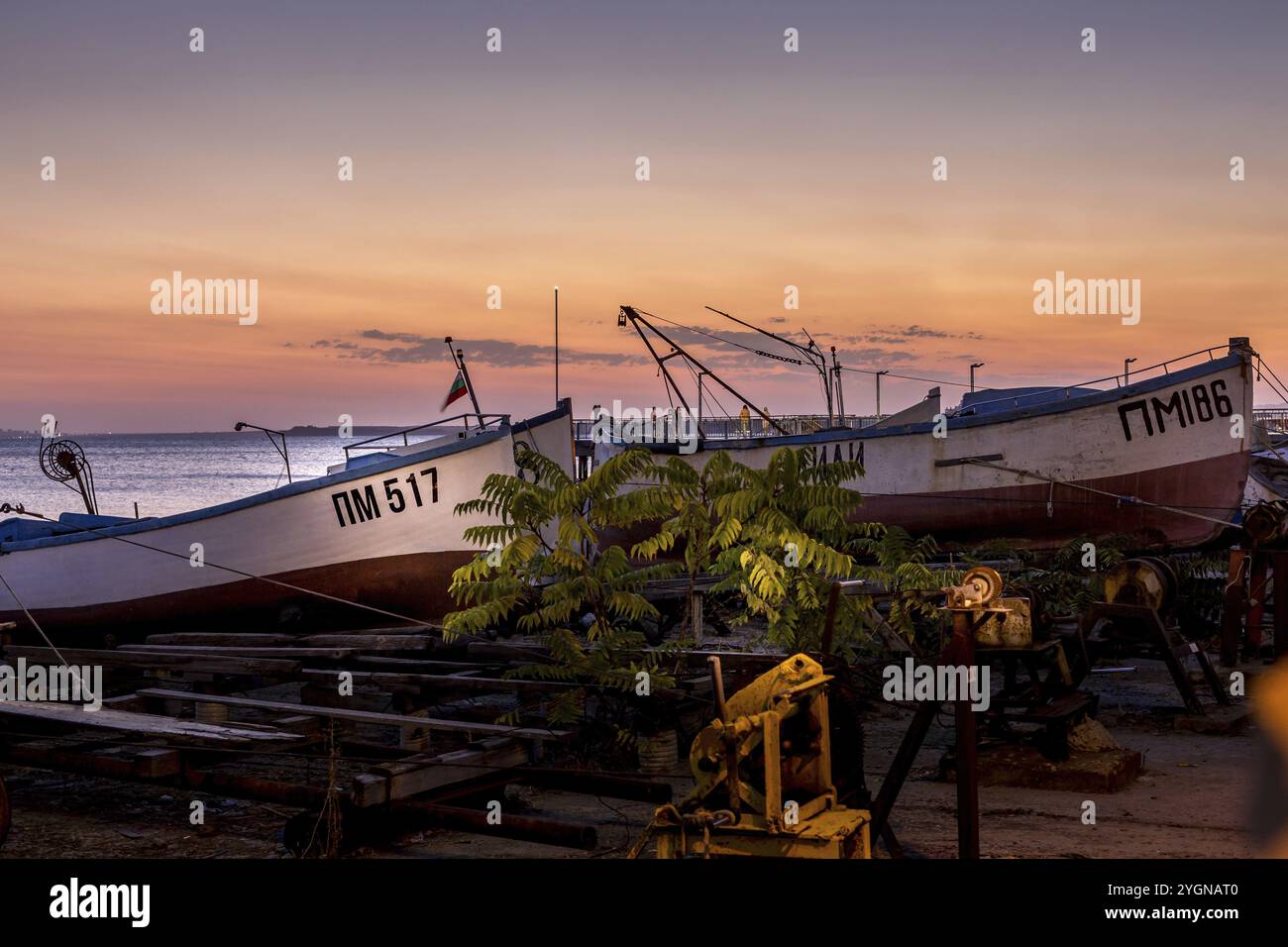 Pomorie, Bulgaria, 15 settembre 2020: Vista mare fronte mare con barche da pesca in città e località balneare sul Mar Nero, vista tramonto, Europa Foto Stock