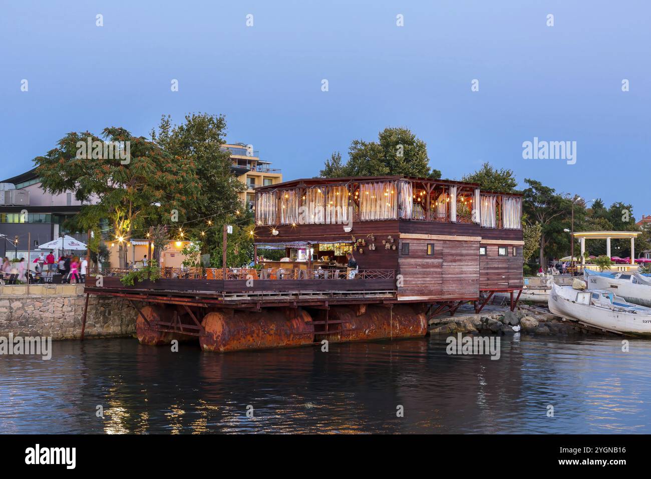 Pomorie, Bulgaria, 15 settembre 2020: Vista mare fronte mare con barche, case sul lungomare in città e località balneare sul Mar Nero, Europa Foto Stock