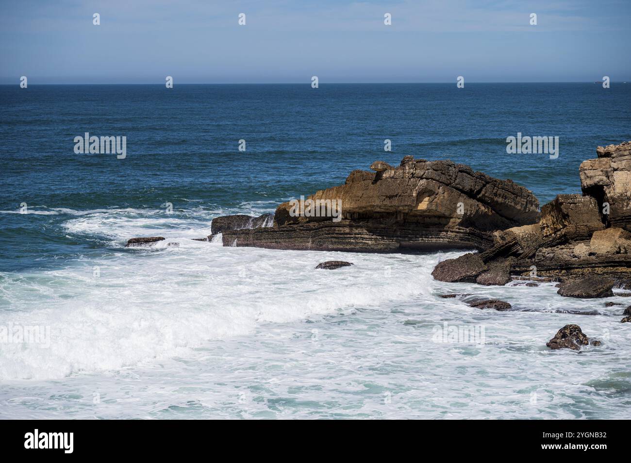 Onde spettacolari si infrangono su grandi rocce nel profondo blu del mare, Praia de Arriba, Portogallo, Europa Foto Stock