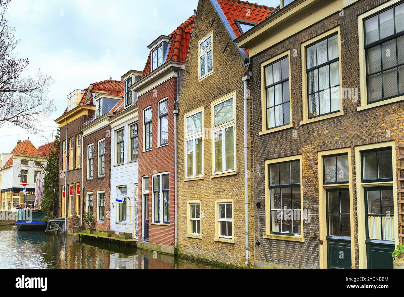 Delft, vista sulla strada olandese con tradizionali case olandesi, canale nel centro della popolare destinazione olandese Foto Stock