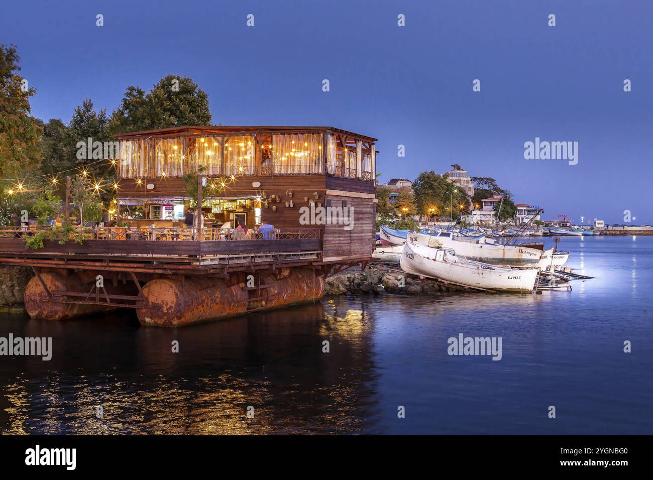 Pomorie, Bulgaria, 15 settembre 2020: Vista mare fronte mare con barche, case sul lungomare in città e località balneare sul Mar Nero, Europa Foto Stock