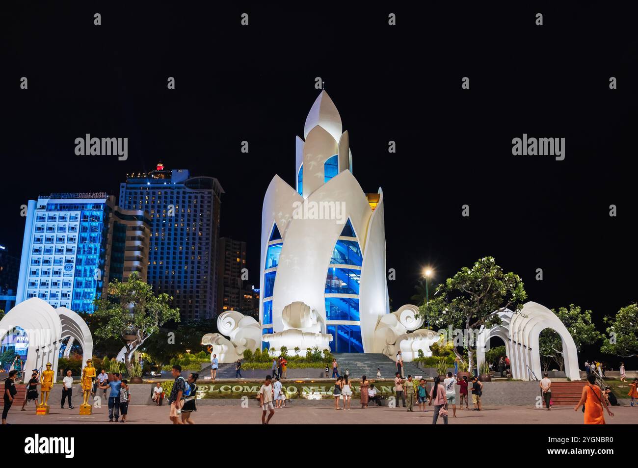 L'attrazione turistica è la Torre del Loto o la Torre Huong del tram Thap sulla piazza centrale di notte in Asia. Nha Trang, Vietnam - 2 settembre 2024 Foto Stock